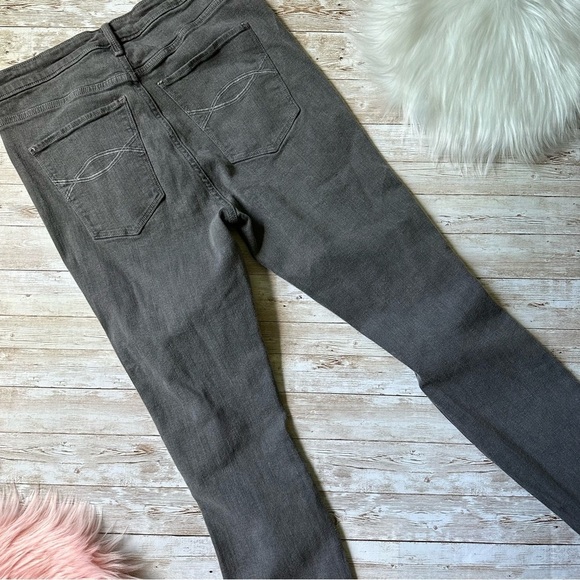 American Eagle Ripped Jeans | Black Wash | size 32 - Picture 3 of 9